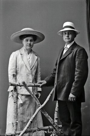 Albin Nilsson Lögefall
godj
Albin Nilsson Lögefall
Grupporträtt med en man och en kvinna

raja
Maria Pettersson, Hökhult, Horn och Albin Nilsson, St. Lögefall, Horn. Vigda 26/4 1913. 
Källa: Tommy Karlsson
Nyckelord: Nilsson Lögefall