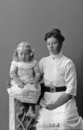 Hilma Johansson Karlsnäs
godj
Hilma Johansson Karlsnäs
Grupporträtt med en kvinna och ett barn
Nyckelord: Johansson Karlsnäs