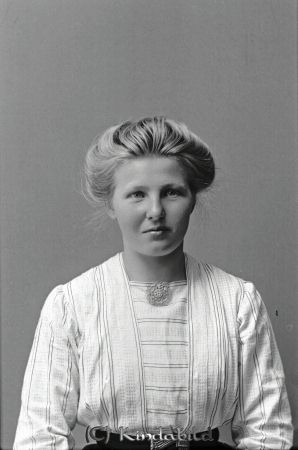 Helga Frid Drögshult Ulrika
godj
Helga Frid Drögshult Ulrika

raja
Helga Teresia Frid född 1893 i Högstorp, Skeppeberg, Västra Eneby. Gift 1918 med Jonas Erik Emanuel Karlsson född 1894 i Drögshult, Nykil.
Källa: Familjer och gårdar i Ulrika. 
Källa: Gerd Pettersson

Nyckelord: Frid Drögshult