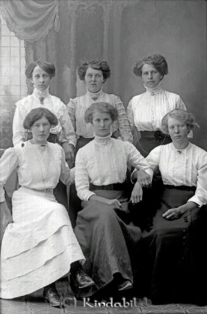 Hilda Melkersson Lyggestorp
godj
Hilda Melkersson Lyggestorp
Grupporträtt med sex kvinnor
Nyckelord: Melkersson Lyggestorp
