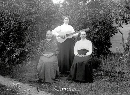 Kristina Andersson Bjerkefall Verfveln
godj
Kristina Andersson Bjerkefall Verfveln
Grupporträtt med tre kvinnor i landskap med gitarr
Nyckelord: Andersson Bjerkefall