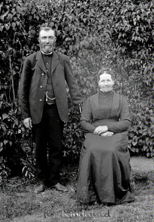 Fjärdingsman J V Bexell Bjerkefall Verfveln
godj
Fjärdingsman J V Bexell Bjerkefall Verfveln
Grupporträtt med en man och en kvinna i landskap

raja
Johan Viktor Bexell född 1855 i Tidersrum, livgrenadjär boende i Näset under Bjärkefall. Gift med Anna Sofia Björk född 1855 i Tidersrum.
Barn:
Karl Viktor född 1878 i Tidersrum
Johan Konrad född 1880 i Tidersrum
Källa: Folkräkning 1890 
Källa: Gerd Pettersson

Nyckelord: Bexell Bjerkefall