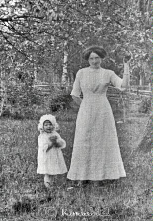 Hilma Pettersson Lundagård Verfveln
godj
Hilma Pettersson Lundagård Verfveln
Geupporträtt med en kvinna och ett barn i landskap
Nyckelord: Pettersson Lundagård