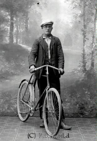 Konrad Sanderholm Svederna Kättilstad Hägerstad
godj
Konrad Sanderholm Svederna Kättilstad Hägerstad  med cykel
Nyckelord: Sanderholm Svederna