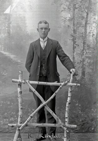 Emil Johansson Löfåsa
godj
Emil Johansson Löfåsa

raja
Emil född 1891, död 1957, var gift med Ada född Nilsson 1903, död 1993. Barnens namn är Nils, Allie, Göta och Anne. 
Källa: mayca

Nyckelord: Johansson Löfåsa