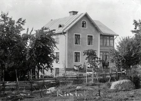 Fastigheten Nydala, Enebygatan 9, Kisa
godj
Fastigheten Nydala, Enebygatan 9, Kisa 

raja
Här bodde vägmästare Seth 1898-1954 och Sara Larsson 1899-1989.
Barn: Urban, Claes-Gösta, Ann-Charlott och Lars.
Källa: Sv Bebyggelse. 
Källa: Gerd Pettersson

Nyckelord: Nydala Enebygatan