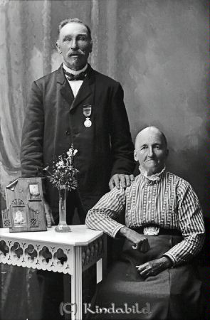C J Lejon  Norrö Hägerstad
godj
C J Lejon  Norrö Hägerstad
Grupporträtt med en man och en kvinna
Nyckelord: Lejon Norrö