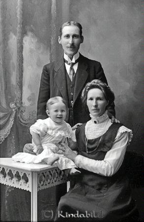 Axel Ottosson  Thorsberg Kisa
godj
Axel Ottosson  Thorsberg Kisa
Familjeporträtt med en man, en kvinna och ett barn
Nyckelord: Ottosson Thorsberg