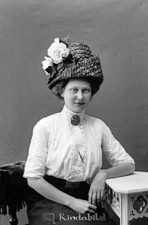 Elin Larsson Horn
godj
Elin Larsson Horn

raja
Elin Larsson född 1887 i Horn. dotter till Axel Larsson St Flarka och Elin Charlotta Löfgren.
1914 gifte hon sig med handlande Gunnar Hidman född 1886 i Hofsta Örebro län. De bodde då i Aneby.
1940 bodde de i St Flarka och han står som hemmansägare.
1950 står han skriven som pälsdjursuppfödare.
De bodde kvar 1960 i Flarka.
Källa: Folkräkning 1860-1947. 1940, 1950 och 1960 
Källa: Gerd Pettersson

Nyckelord: Larsson Horn