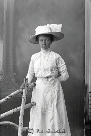 Miki Boberg Kjettestorp
godj
Miki Boberg Kjettestorp

raja
Midi Sofia Boberg född 1888, dotter till Johan August och Helena Sofia Boberg från Grönede.
Källa: SVAR Folkräkning 1910 
Källa: Gerd Pettersson

Nyckelord: Boberg Kjettestorp