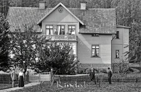 Johansson Nygärde
godj
Johansson Nygärde Bebyggelse hus  
Grupporträtt med fyra personer framför huset och fyra persorner på balkongen

Nyckelord: Johansson Nygärde