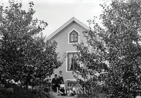 Bebyggelse hus Grupporträtt
godj
Bebyggelse hus
 Grupporträtt  med en man och fyra kvinnor
Nyckelord: Bebyggelse hus Grupporträtt