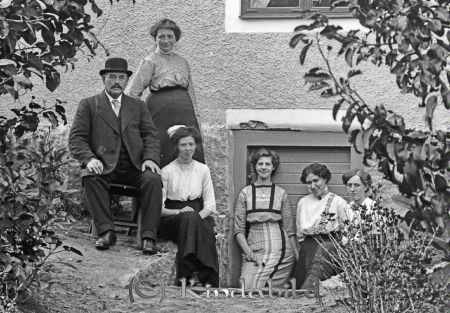 Bebyggelse hus Grupporträtt
godj

Bebyggelse hus Grupporträtt  med en man och fyra kvinnor
Nyckelord: Bebyggelse hus Grupporträtt