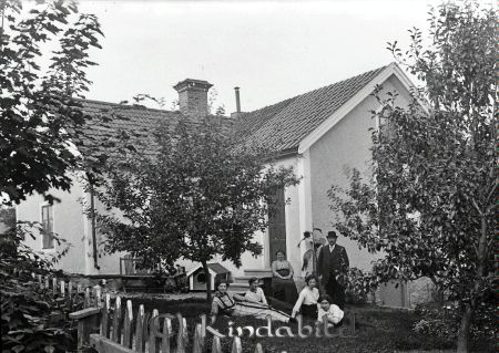 Bebyggelse hus Grupporträtt
godj
Bebyggelse hus Grupporträtt  med en man och fyra kvinnor
Nyckelord: Bebyggelse hus Grupporträtt