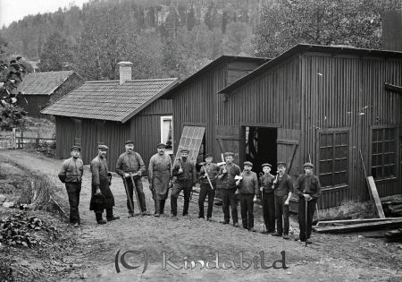 Grupporträtt Arbetsmiljö
godj
Grupporträtt Arbetsmiljö
Elva smeder framför smedjan i Kölefors
Nyckelord: Grupporträtt Arbetsmiljö