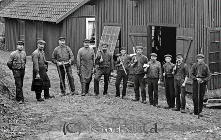 Grupporträtt Arbetsmiljö
godj
Grupporträtt Arbetsmiljö
Elva smeder framför smedjan i Kölefors
Nyckelord: Grupporträtt Arbetsmiljö
