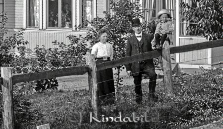 Grupporträtt vid Strömsfors  Kölefors
godj
Grupporträtt med en man och en kvinna och ett barn

raja
Arthur Vallentin Rydin med hustru Ida Amalia och sonen Sven Axel Gunnar född 1907. 
Källa: Gerd Pettersson

Nyckelord: Grupporträtt Strömsfors