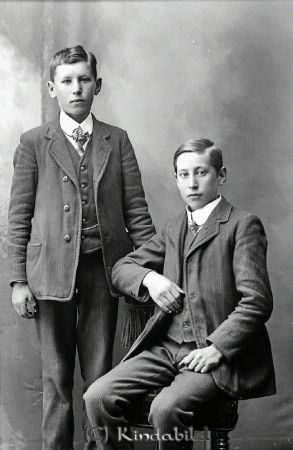 Josef Gustafsson  Gårdeby Kettilstad
godj

Josef Gustafsson  Gårdeby Kettilstad
Grupporträtt med två män

raja
Josef Edvid Gustafsson född 1905 och Axel Einar Gustafsson född 1902 söner till Samuel Gustaf Eriksson och Anna Matilda Nilsson Gårdeby Uppgård Kättilstad.
Källa: folkräkning 1860-1947 
Källa: Gerd Pettersson

Nyckelord: Gustafsson Gårdeby