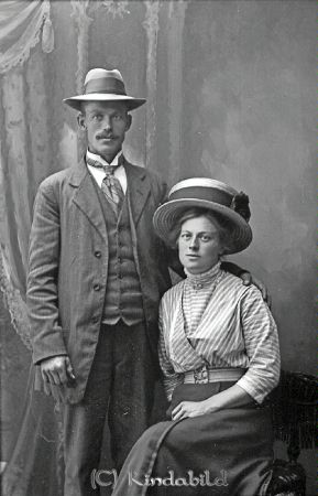 Nanny Farman  Kjusebo
godj
Nanny Farman  Kjusebo
Grupporträtt med en man och en kvinna

raja
Nanny Farman född 1889 i Kisa, dotter till hemmansägare Karl Fredrik Farman och Anna-Lovisa Karlsdotter.
Nanny Farman gifte sig Jakobsson och dog i Boxhult 1957
Källa: Kyrkoarkiv Kisa 
Källa: Gerd Pettersson

Nyckelord: Farman Kjusebo