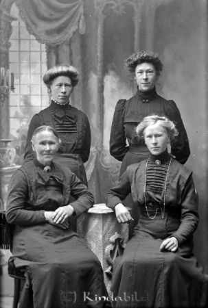 Josefina Johansson Grönsvid
godj
Josefina Johansson Grönsvid
Grupporträtt mrd fyra kvinnor
Nyckelord: Johansson Grönsvid