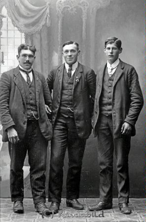 Arvid Kastman Falkemåla
godj
Arvid Kastman Falkemåla
Grupporträtt med tre män

raja
Till vänster Arvid Kastman född 1888 i Odensvi. 
Källa: Gerd Pettersson 

Nyckelord: Kastman Falkemåla