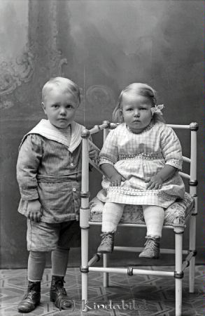Georg Sonja Lindhe  Kisa
godj
Georg Sonja Lindhe  Kisa
Grupporträtt med två barn

raja
Föräldrarna hette Carl Axel Carlsson, f.1878, Bjerkeryd Södergård. Han antog namnet Lindhe omkring 1895. Hustrun hette Clara Maria Jonsson, f. 1879 i Närke. De bodde på Rosenborg under Kulla i Kisa när kortet togs. 
Källa: SörLin
Nyckelord: Georg Sonja Lindhe