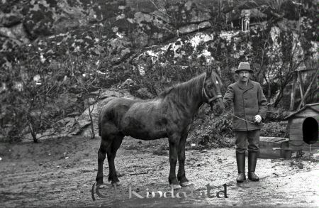 Man håller en häst på Grönedegatan  Kisa
godj
Man håller en häst på Grönedegatan  Kisa 
Nyckelord: Grupporträtt  Djur