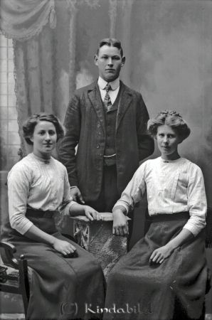Ernst Hammarström  Grönbo  Grönede
godj
Ernst Hammarström  Grönbo  Grönede
Grupporträtt med en man och två kvinnor

raja
Ernst Tyko Hammarström född 1892 i Tidersrum.
Han var son till Karl Johan Hammarström och Karolina Albertin Nilsdotter född 1849 i Ulrika.
Två syskon till Ernst Elin och Rikard emigrerade till Nord Amerika 1908.
Källa: Kyrkoarkiv Kisa 
Källa: Gerd Pettersson

Nyckelord: Hammarström Grönbo