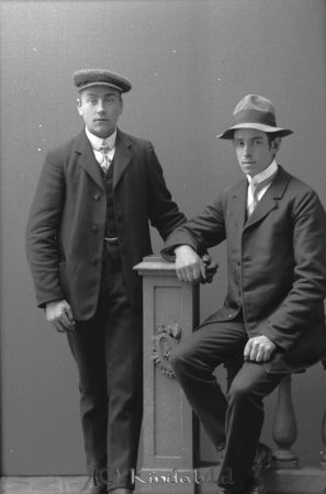 Herman Lindblom Bränna Horn
godj
Herman Lindblom Bränna Horn
Grupporträtt med två män

raja
Herman född 1892 i Sandbäcken Örsåsa Södra Vi, han emigrerade 1912 till USA.
Källa: Yakumo

raja
Herman Lindblom dog 1943-04-11 och han ligger begravd intill sin pappa Carl Alfred Lindblom i Ophiem, Henry County, Illinois, USA. 
källa: Har ett foto på gravstenen.
Jan Bergström 
Källa: Yakumo

Nyckelord: Lindblom Bränna