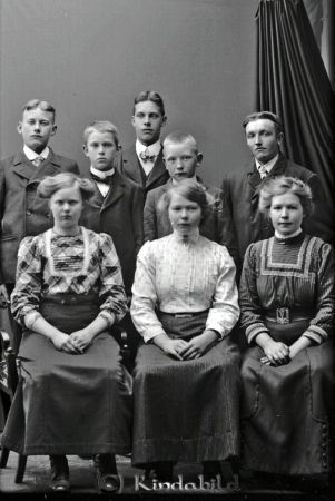 Gillis Andersson Jonstorp Bennemåla
godj
Gillis Andersson Jonstorp Bennemåla
Grupporträtt med fem män och tre kvinnor

raja
Gillis, 14 år, står bakom sin syster Mary, 16 år, och deras syster Edla, 18 år. Till vänster i bild sitter Anna Karlsson, Jordeke (se bild nr 5419). Bakom Gillis står Karl Gustafsson, Gäddefall (se bild nr 8072) �?vriga Personer på bilden känner jag ej. Hälsn. Sune Holgersson 
Källa: Sune Holgersson

raja
Gillis var brunnsborrare. Han omkom i en brand 1962 12 21. 
Källa: Sune Holgersson


Nyckelord: Andersson Jonstorp
