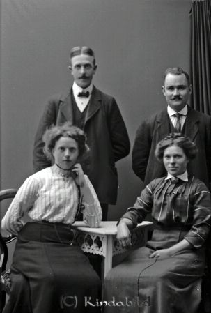 Gotth. Jonsson  Kufvehult Horn
godj
Gotth. Jonsson  Kufvehult Horn
Grupporträtt med två män och två kvinnor

raja
Adolf Gotthard Jonsson född 1886 i Nykil, son till Gustaf Adolf Jonsson född 1847 i Horn och Carolina Matilda Petersdotter född 1855 i Horn. Gotthard Jonsson var dräng på Bjuggö, Kuvehult och sågverksarbetare i Brokullen Kisa.
Han var gift och flyttade till Saltsjö-Bo.
Källa: Folkräkning 1860-1947
Källa: Gerd Pettersson

Nyckelord: Jonsson Kufvehult
