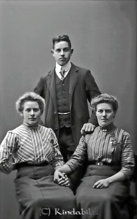 Hilda Gustafsson Axhult
godj
Hilda Gustafsson Axhult
Grupporträtt med en man och två kvinnor
"Kalle Bellman" och hans två systrar
Carl Axel 1894-1929
Hilda Kristina 1890-1926
Anna Maria 1888-1919
Mor Kristin dog 1949,  95 år gammal
Nyckelord: Gustafsson Axhult