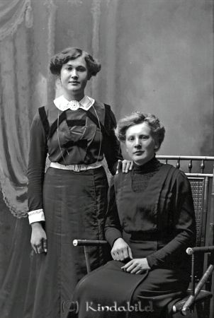 Elsa Högman Ramshult  Hanna Lindström Tallsebo Hycklinge
godj
Elsa Högman Ramshult  Hanna Lindström Tallsebo Hycklinge
Grupporträtt med två kvinnor
Nyckelord: Högman Ramshult