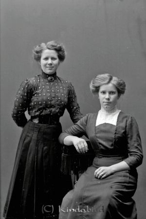 Elin Nilsson Lögefall Horn
godj
Elin Nilsson Lögefall Horn
Grupporträtt med två kvinnor

raja
Till höger Signe Pettersson född 1897 i Kuvhult Horn 
Källa: Kyrkoarkiv Horn 
Källa: Gerd Pettersson

raja
Elin NIlsson gift 1917 med Axel Andersson född 1890.
 Barn;
 Sonja född 1918
 Maj-Britt född 1921
 Inez född 1923
 Vera född 1925
 Ingegerd född 1927
 Gulli född 1932
 Sonja gifte sig med Erik Andersson i Rummemåla.
 Barn: Hans-Erik, Inger, Karl-Axel och Britt-Marie.

 Signe Pettersson född 1897 gift med Henning Melkersson född 1897.
 Barn;
 Alva född 1920
 Assar född 1921
 Harry född 1923
 Henrik född 1925
 Erik född 1928
 Runar född 1930
 Sven-Olof född 1933
 Tore född 1936
 Bertil född 1938
 Källa: Jan Andersson 

Nyckelord: Nilsson Lögefall