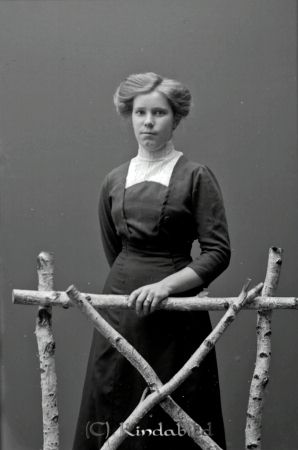 Signe Pettersson Kufvehult
godj
Signe Pettersson Kufvehult

raja
Signe Pettersson född 1897 i Horn, dotter till arrendator Axel Viktor Pettersson och Hilma Karolina Larsdotter.
Syskon: Karl Oskar Harry född 1899 i Horn 
och Axel Gunnar Rudolf född 1903 i Horn
Signe var gift Melkersson 1919 och dog 1972 i Horn
Källa: Kyrkoarkiv Horn och Sv dödbok 
Källa: Gerd Pettersson

Nyckelord: Pettersson Kufvehult