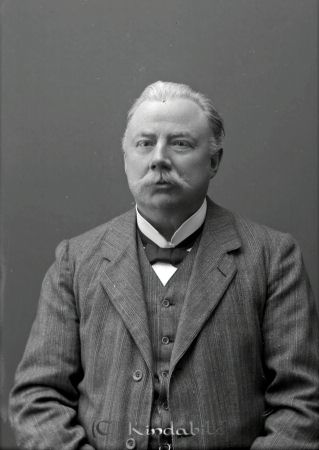 Kantor K. S. Lindblom, Njölhult, Kisa.
godj
(Beställningstext: Kantor K. S. Lindblom, Njölhult, Kisa.
2 prof sändes magister Karl Broström, Timmermansgatan 18, Sthlm) 

raja
Karl Stefanus Lindblom född 1852 i Stockholm. Folkskollärare och organist i Kättilstad. Han var gift med Kristina Karolina Löfgren född i Västra Eneby.
Lindblom dog 1947 i Blåseberg Kättilstad.
Källa Folkräkning 
Källa: Gerd Pettersson

Nyckelord: Kantor Njölhult