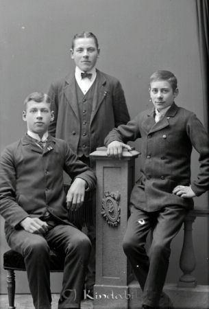 Harald Månsson  Harg
godj
Harald Månsson  Harg
Grupporträtt med tre män

raja
En av de unga männen är
Harald Månsson var född 1896 i Hycklinge, son till Axel Ferdinand Månsson född 1873 i Dalhem.
Källa: Kyrkoarkiv Kisa 
Källa: Gerd Pettersson

Nyckelord: Månsson Harg
