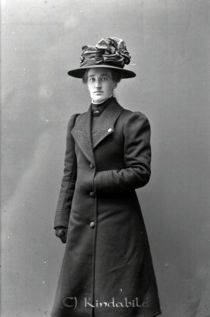 Martha Karlsson  Bromhult
godj
Martha Karlsson  Bromhult

raja
Marta Kristina Karlsson född 1887, dotter till hemmansägare Sven Viktor Karlsson född 1845 i Kisa och Johanna Sofia född 1847 i Rumskulla.
Marta gifte sig 1913 med Karl Hjalmar Petersson och dog 1971 i Tyrislund Horn.
Källa: Kyrkoarkiv Horn och Sv dödbok 
Källa: Gerd Pettersson

Nyckelord: Karlsson Bromhult