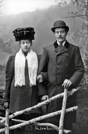 Josef Wennerberg Brokullen
godj
Josef Wennerberg Brokullen
Grupporträtt med en man och en kvinna

raja
Josef Herman Andersson-Wennerberg född 1883 i Hägerstad, son till Anders Gustaf Karlsson från Björnhultet Aska Hägerstad. Josef gifte sig 1911 med Jenny Olivia Gustafsson född 1888 i Tidersrum. Josef Wennerberg dog 1938 i Stora Hällingeberg under Mjölsefall.
 Källa: Min släktforskning, kyrkoarkiv Hägerstad, Sv dödbok 
Källa: Gerd Pettersson
Nyckelord: Wennerberg Brokullen