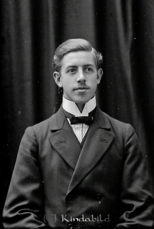 Martin Fredriksson Kisa
godj
Martin Fredriksson Kisa

raja
Erik Martin Fredriksson född 1889 i Kisa, snickare och ogift.
Han dog 1915 i Dalkulla Kulla Kisa.
Källa: Sv dödbok 
Källa: Gerd Pettersson

Nyckelord: Martin Fredriksson