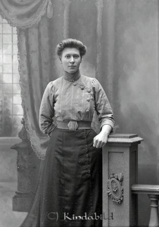 Edith Andersson Jonsbo Mjölsefall
godj
Edith Andersson Jonsbo Mjölsefall

raja
Edit Olivia Andersson född 1895 i Tidersrum, dotter till Anders Gustav Andersson och Juliana Olivia Andersson. Gift Adolfsson Ulrikagatan 9 Kisa.
Källa: SVAR Kyrkoarkiv Kisa 
Källa: Gerd Pettersson 

Nyckelord: Andersson Jonsbo