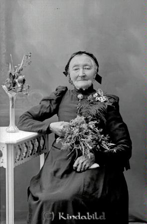 Anna Sofia Rundbom  Sundsnäs
godj
Anna Sofia Rundbom  Sundsnäs

raja
Anna Sofia Rundbom född Larsson 1823 i Kisa, död 1919 i Granstorp Harg Kisa 
Källa: Gerd Pettersson 

raja
1910 är hon inhyse i Granstorp hos familjen sågarbetare August Algot Torsson.
Källa: Folkräkning 1910 
Källa: Gerd Pettersson 

Nyckelord: Rundbom Sundsnäs