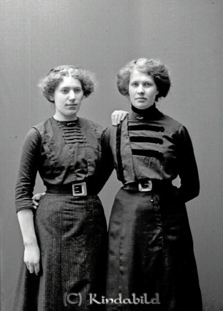 Edith Dahlgren Jonsbo Horn
godj
Edith Dahlgren Jonsbo Horn
Grupporträtt med två kvinnor

raja
Edith Lovisa Dahlgren född 29 juni 1891 och
Ellen Adina Dahlgren född 20 oktober 1893 
De två systrarna gifte sig med två bröder, Edith med Karl Johansson och Ellen med Gustaf Johansson, Fyllingsbo, V Eneby.
Källa: Sune Holgersson (Arne Dahlgren, Åtvidaberg) 
Nyckelord: Dahlgren Jonsbo