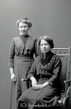 Midi Boberg Kjettestorp
godj
Midi Boberg Kjettestorp
Grupporträtt med två kvinnor

raja
Midi Boberg född 1888 i Kjettestorp, död i Linköping 1949, ogift.
Källa: Sv Dödbok 
Källa: Gerd Pettersson 

Nyckelord: Boberg Kjettestorp
