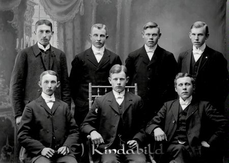 Ernst Karlsson Lökebo Malexander
godj
Ernst Karlsson Lökebo Malexander
Axel Ramstedt Korpklef
Grupporträtt med sju män

raja
Nedre raden fr. v. Gillis Andersson Lumpmålen, Hugo Frode Ekäng 
Källa: Kjell Zandersson

Nyckelord: Karlsson Lökebo Korpklef Korpklev
