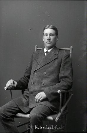 Karl Wilhelmsson Romshjälmen
godj
Karl Wilhelmsson Romshjälmen

raja
Karl Oskar Vilhelmsson född 1892, son till Oskar Vilhelm Vilhelmson född 1857 och Karolina Josefina Nilsdotter född 1866.
Karl Oskar var gift med Hedvig Amalia Asp och bodde i Romshjälmen 1919-1931.
Källa :" Bygden kring Slätmon". 
Källa: Gerd Pettersson 

Nyckelord: Wilhelmsson Romshjälmen