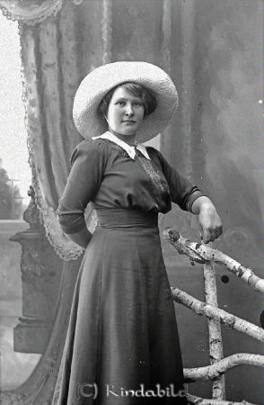 Lisa Månsson Söderhult Verfveln
godj
Lisa Månsson Söderhult Verfveln

raja
Lisa julia Månsson född 1895, dotter till Erland Magnus Månsson.
Gift 1920 med hemmansägare Axel Ivar Karlsson från Bränna.
Källa: SVAR Kyrkoarkiv Tidersrum 
Källa: Gerd Pettersson 

Nyckelord: Månsson Söderhult