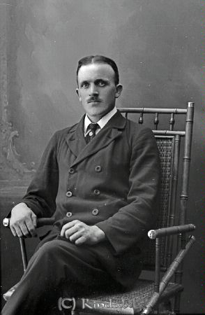 Axel Johansson Storhultet
godj
Axel Johansson Storhultet

raja
Axel Johansson född 1880 i kisa, son till torparänkan Karolina Sofia Zakrisson.
Källa: SVAR kyrkoarkiv Kisa 
Källa: Gerd Pettersson 

Nyckelord: Johansson Storhultet