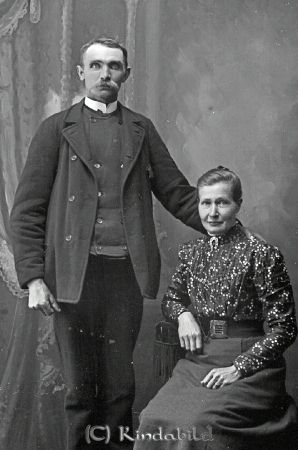 A J Ragnar Skankebo
godj
A J Ragnar Skankebo
Grupporträtt med en man och en kvinna

raja
Anders Johan Ragnar född 1868 i Tjärstad och Karolina Albertina Storm född 1869 i Oppeby. Arrendatorer i Skankebo 1910.
Källa: SVAR 
Källa: Gerd Pettersson 

Nyckelord: Ragnar Skankebo