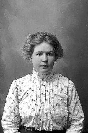 Edla Nilsson Årteryd Hägerstad
godj
Edla Nilsson Årteryd Hägerstad

raja
Edla Nilsson är dotter till Sofia och Emil Nilsson, Jonstorp, Bennemåla. Hon föddes 1894 06 02 som äldst av nio syskon. Hon gifte sig 1925 10 30 med Karl Vilhelm Lindahl. De fick tillsammans fyra barn: Lennart 1925, Nils 1927, Kristina 1932 samt Margareta 1937. Edla Lindahl avled i Motasla 1971 12 28. Källa: Sune Holgersson (Kristina o Lars Lundin, Motala.) 
Nyckelord: Nilsson Årteryd